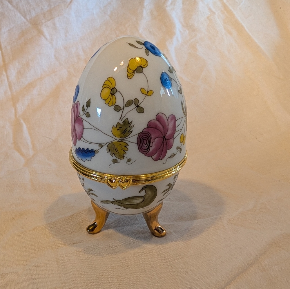 💥SALE💥 Vintage Floral trinket Porcelain Box Egg with Gold Trim